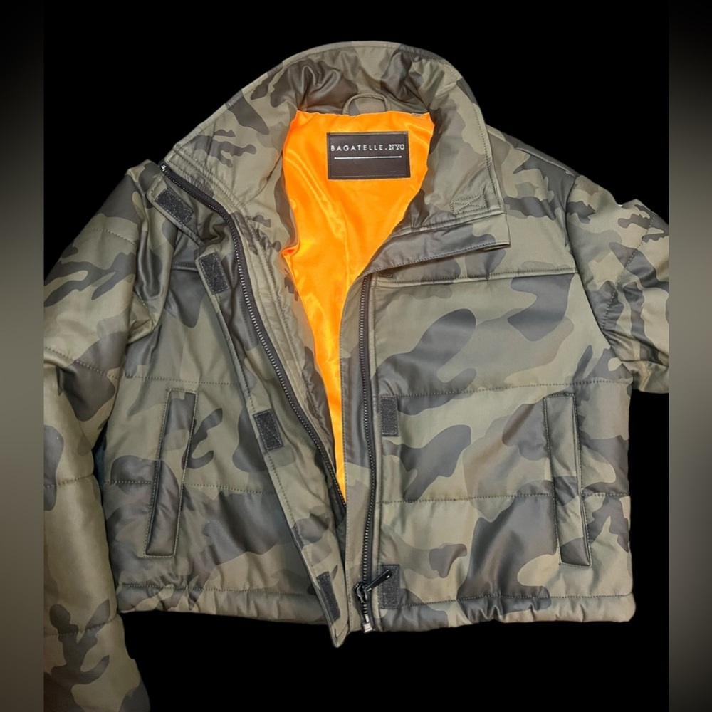 BAGATELLE NYC Camo Cropped Puffer Jacket w/ orange contrast lining | Size L